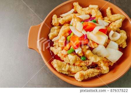 盤子上的韓國食品糖醋豬肉菜 87637822