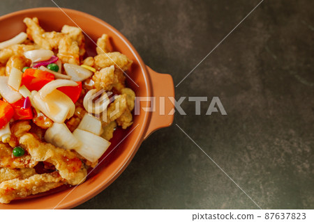 盤子上的韓國食品糖醋豬肉菜 87637823