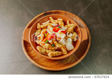 盤子上的韓國食品糖醋豬肉菜 盤子上的韓國食品糖醋豬肉菜 87637824