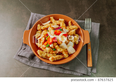 盤子上的韓國食品糖醋豬肉菜 盤子上的韓國食品糖醋豬肉菜 87637825