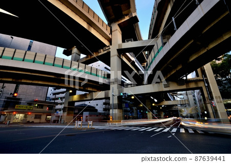Evening view of Hakozaki Junction on the Metropolitan Expressway 87639441