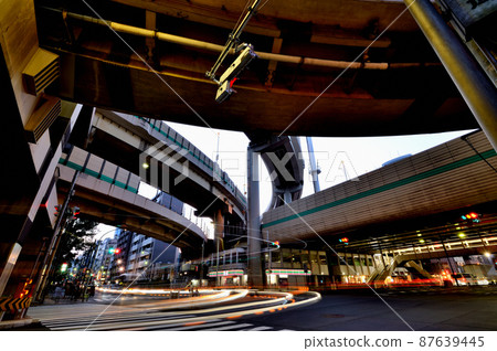 首都高速公路箱崎路口的夜景 首都高速公路箱崎路口的夜景 87639445