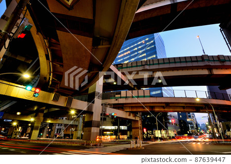 首都高速公路箱崎路口的夜景 首都高速公路箱崎路口的夜景 87639447