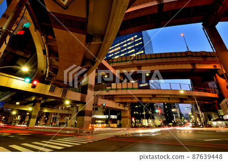 首都高速公路箱崎路口的夜景 首都高速公路箱崎路口的夜景 87639448