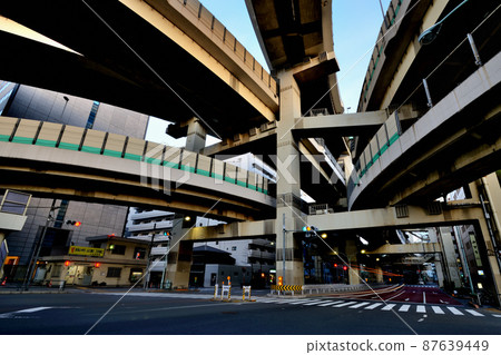 首都高速公路箱崎路口的夜景 首都高速公路箱崎路口的夜景 87639449