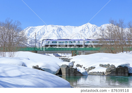 Oito Line Limited Express Azusa going to Hakuba Matsukawabashi Ryo in March Oito Line Limited Express Azusa going to Hakuba Matsukawabashi Ryo in March 87639518