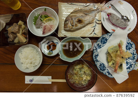Supper at a guest house in Amami City, Kagoshima Prefecture (grilled fish tempura sashimi dragon fruit) 87639592