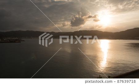 從鹿兒島縣奄美市八木島看到的名瀨港、日落和倒影 從鹿兒島縣奄美市八木島看到的名瀨港、日落和倒影 87639718