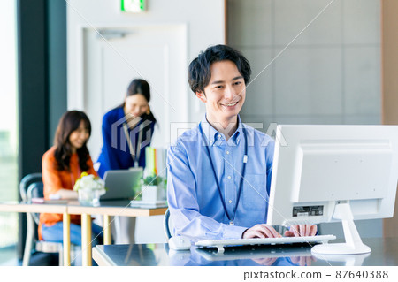 Young engineer working in the office 87640388