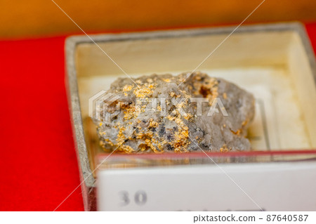 Realgar 87640587
