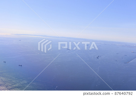 Tokyo (Haneda Airport) seen from the window of an airplane 87640792