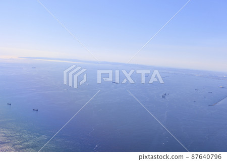 從飛機窗口看到的東京（羽田機場） 87640796