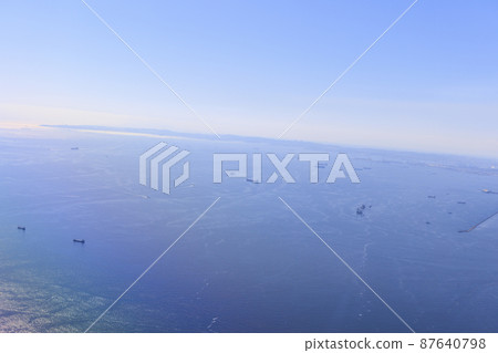 從飛機窗口看到的東京（羽田機場） 87640798