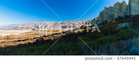 Clay cliffs and autumn leaves on cliffs near Omarama in the Waitaki region of New Zealand Clay cliffs and autumn leaves on cliffs near Omarama in the Waitaki region of New Zealand 87640945