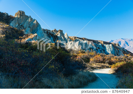 新西蘭懷塔基地區奧馬拉馬附近懸崖上的粘土懸崖和秋葉 新西蘭懷塔基地區奧馬拉馬附近懸崖上的粘土懸崖和秋葉 87640947