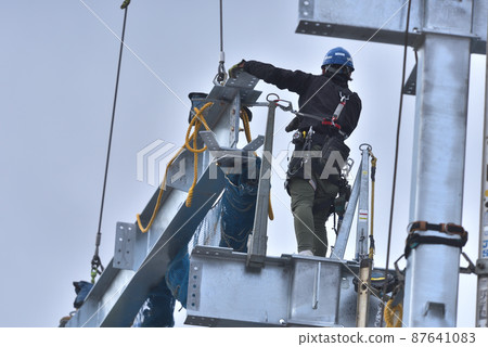 Steel frame assembly work site: Work scene of a jumper 87641083