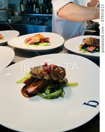 午餐準備的風景 美味的肉類菜餚 87641613