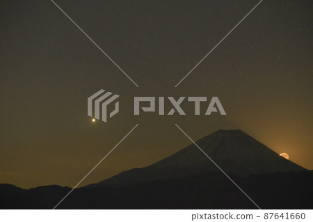 藤川町高織，從富士山腳升起的晨星和地光的薄月 87641660