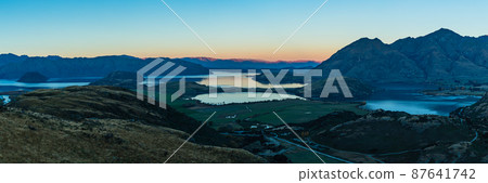 Roys Peak and Lake Wanaka seen from Rocky Hill, New Zealand Diamond Lake Protected Area 87641742