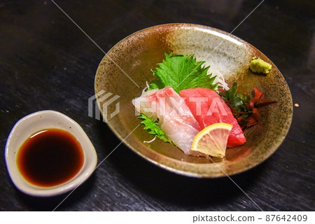 生魚片裝在一個小碗裡 87642409