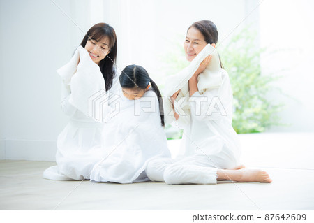 Three generation women 87642609