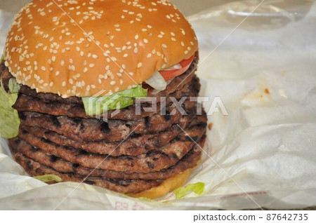 A huge hamburger with 7 pieces of meat 87642735