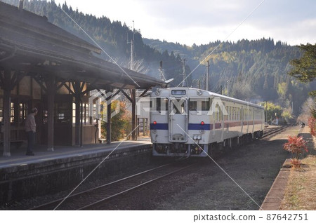 肥薩線嘉陵川站出發的JR九州柴油車 肥薩線嘉陵川站出發的JR九州柴油車 87642751