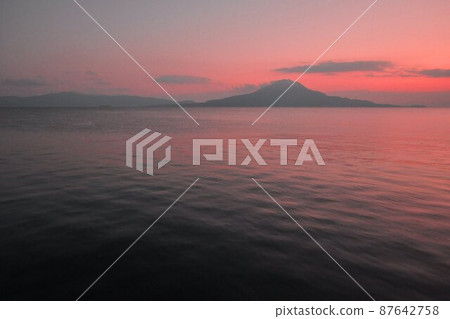 櫻島和錦江灣黃昏的噴發 櫻島和錦江灣黃昏的噴發 87642758