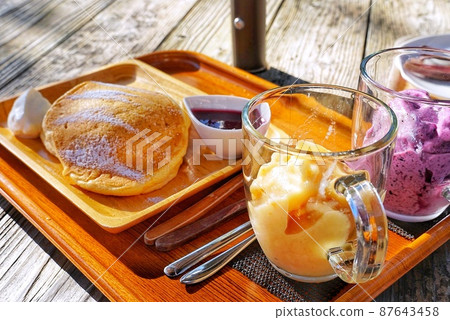 享用美味煎餅和冰淇淋的下午茶時間 享用美味煎餅和冰淇淋的下午茶時間 87643458