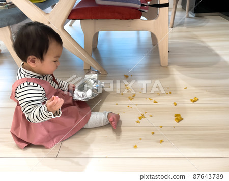 寶寶 1 歲的女孩搞砸了糖果 寶寶 1 歲的女孩搞砸了糖果 87643789