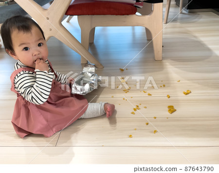 寶寶 1 歲的女孩搞砸了糖果 寶寶 1 歲的女孩搞砸了糖果 87643790