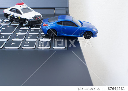 黑鍵盤、一輛警車和一輛藍色跑車 87644281