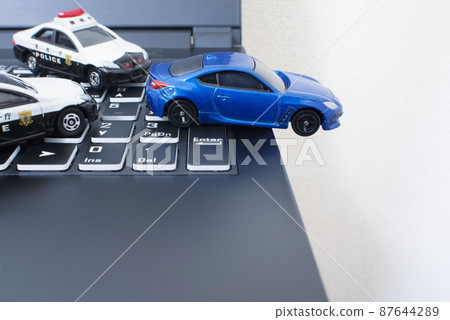 黑鍵盤、兩輛警車和一輛藍色跑車 87644289