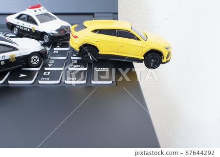 黑鍵盤、兩輛警車和一輛黃色外國汽車 87644292
