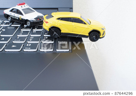 黑鍵盤、一輛警車和一輛黃色外國車 87644296
