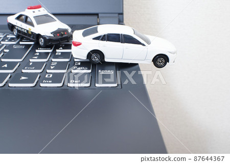 黑鍵盤、一輛警車和白色轎車 87644367