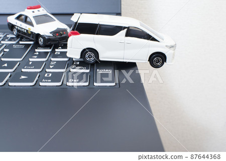 黑鍵盤、一輛警車和一輛白色小型貨車 87644368