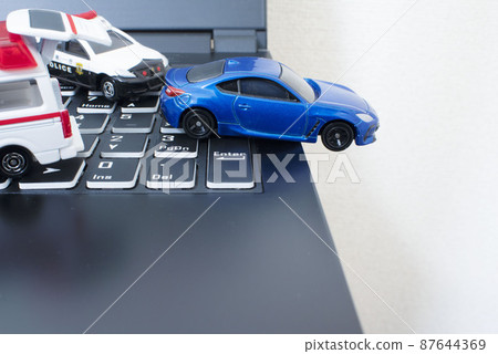 黑色鍵盤、1 輛警車、1 輛救護車和藍色跑車 87644369