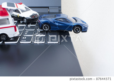 黑色鍵盤、1 輛警車、1 輛救護車和藍色跑車 87644371