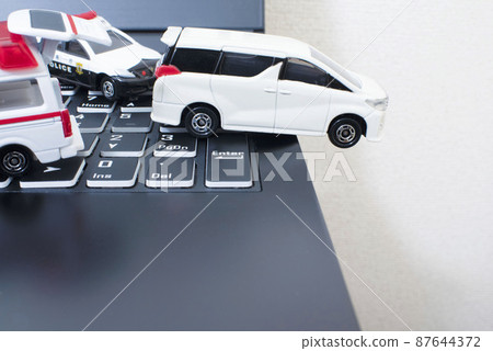 黑鍵盤、一輛警車、一輛救護車和一輛白色小型貨車 87644372