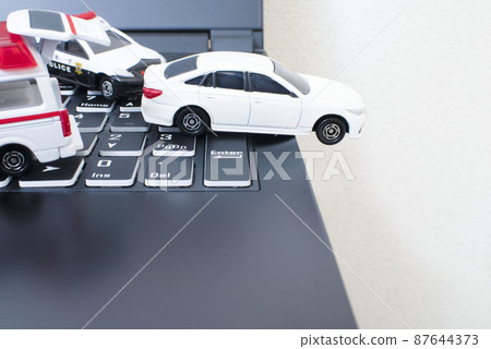黑色鍵盤、一輛警車、一輛救護車和一輛白色轎車 87644373