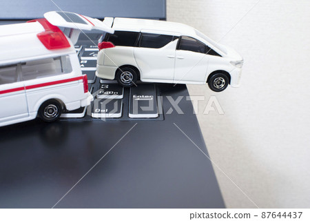 黑鍵盤、一輛救護車和白色小型貨車 87644437