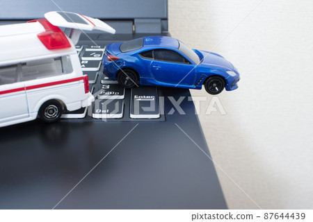黑鍵盤和一輛救護車和藍色跑車 87644439