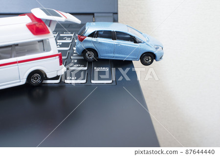 黑鍵盤、一輛救護車和一輛淺藍色緊湊型汽車 87644440