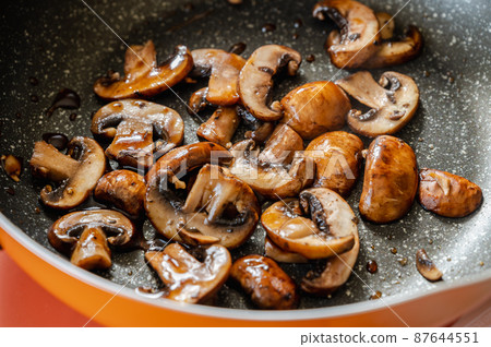 用醬汁炒蘑菇 87644551