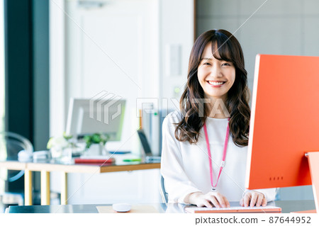 辦公室裡的一位年輕女商人 87644952