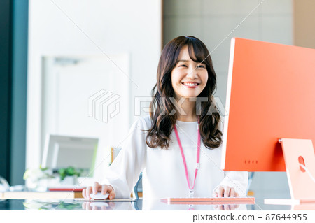 辦公室裡的一位年輕女商人 87644955