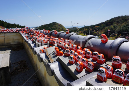 Dharma dolls lined up on the wall of Katsuo-ji Temple, Minoo City, Osaka, Japan Dharma dolls lined up on the wall of Katsuo-ji Temple, Minoo City, Osaka, Japan 87645239
