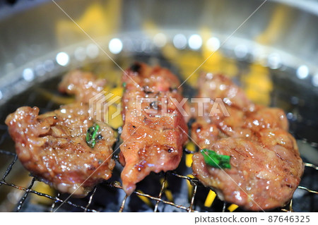 Japanese black beef grilled meat (medium-sized ribs) 87646325