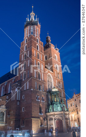 Basilica of Saint Mary at night in Krakow, Poland. 87646347